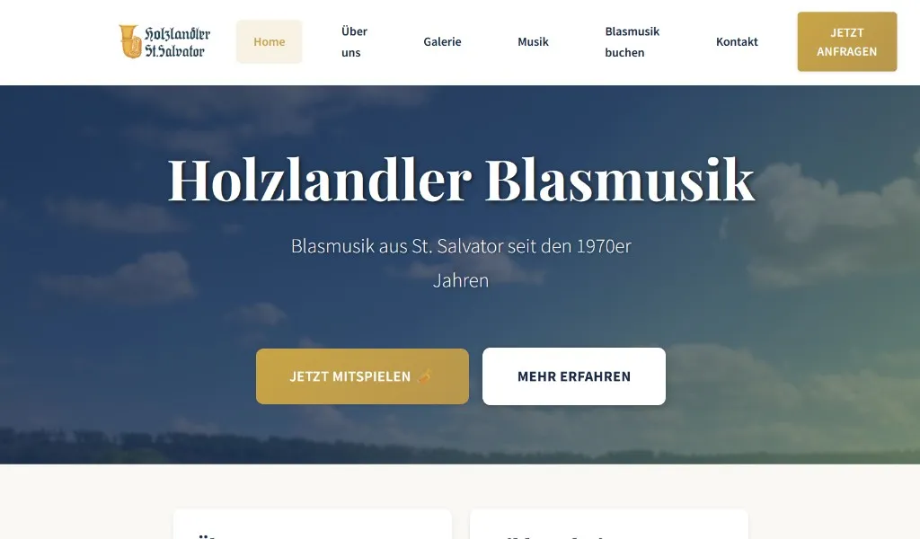 Startseite der Holzlandler Blasmusik St. Salvator – heller Hero-Bereich mit Wolkenfoto und zwei Call-to-Action-Buttons „Jetzt mitspielen" und „Mehr erfahren".