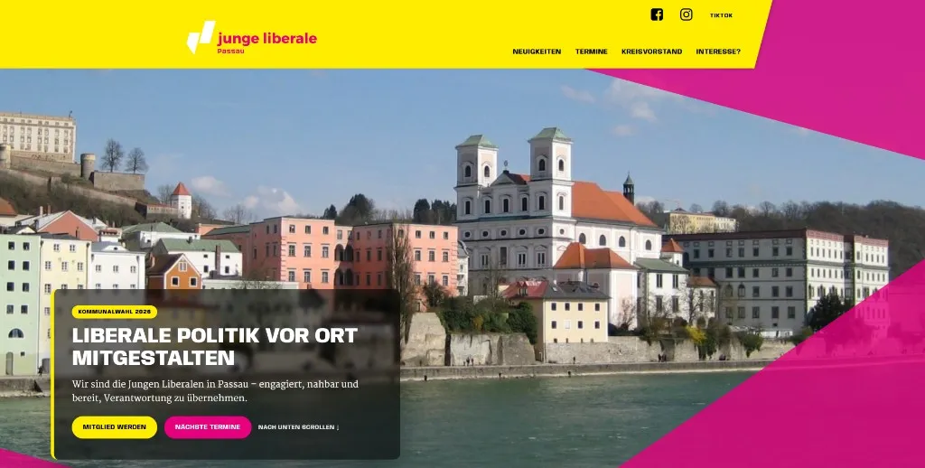 Startseite der Jungen Liberalen Passau – gelbe Kopfzeile mit Logo, darunter Hero-Foto der Passauer Altstadt und ein dunkles Overlay mit der Headline „Liberale Politik vor Ort mitgestalten".